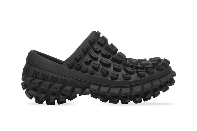 Balenciaga の人気モデル Defender ラインから新作のクロッグモデルが登場
