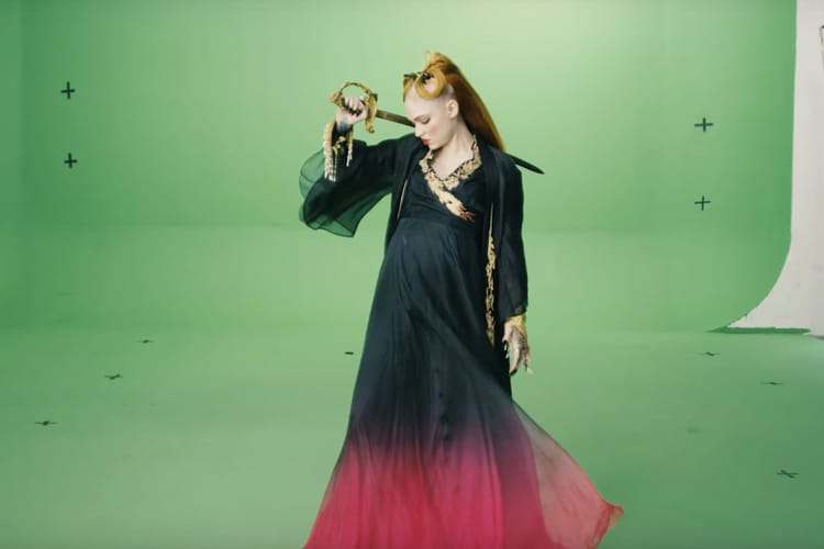 La chanteuse Grimes vous propose de réaliser son prochain clip depuis chez vous