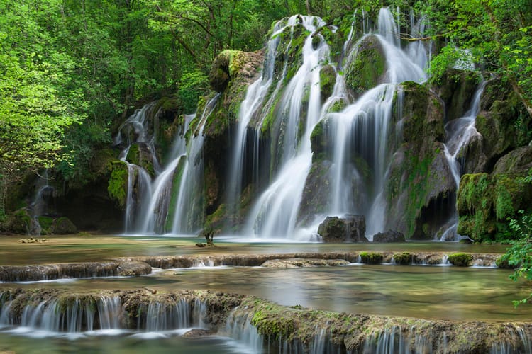 La Cascade Des Tufs Dans le Jura Offre Une Vue Impresionnante