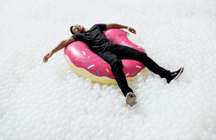 La piscine à balles géante est de retour à Paris